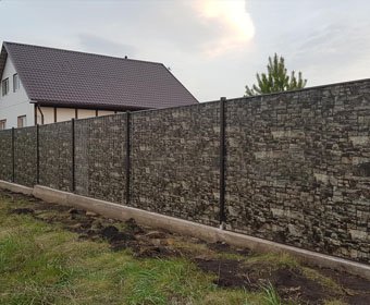 Забор из профнастила под камень